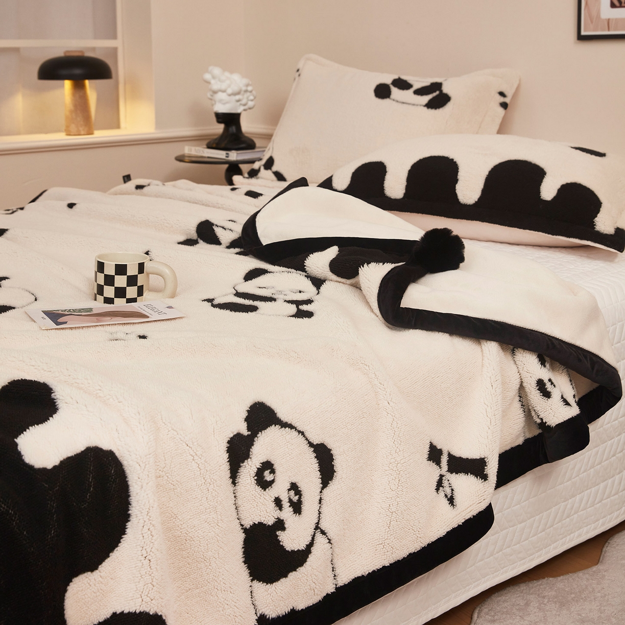 91家纺网 家纺一手货源 找家纺 悦织湾家纺 2025新款黑白阳离子熊猫绒毛球毯轻奢雅致多功能毛毯盖毯休闲毯沙发毯跨境专供可定制量大可谈 熊猫绒毛球毯-熊猫