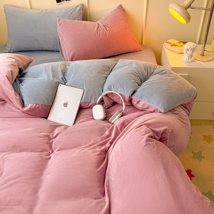 91家纺网 家纺一手货源 找家纺 悦织湾家纺 2025新款亲肤水晶绒四件套纯色轻奢加厚保暖床单床笠款四件套学生宿舍三件套单被套 水晶绒浅紫+浅兰