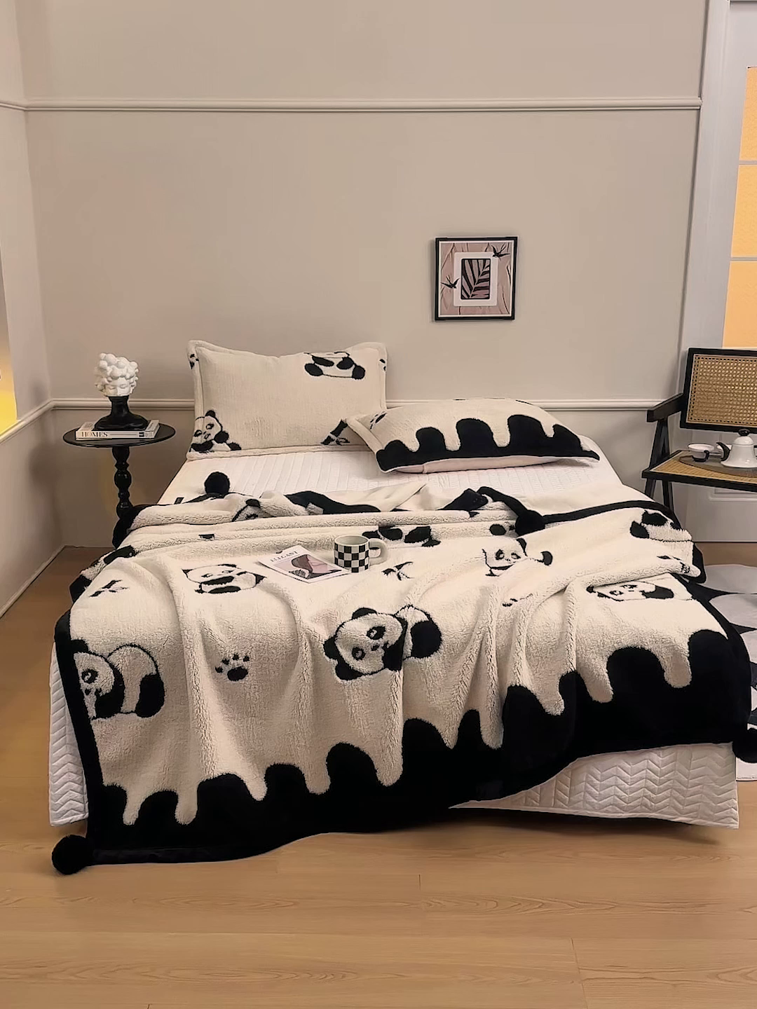91家纺网 家纺一手货源 找家纺 悦织湾家纺 2025新款黑白阳离子熊猫绒毛球毯轻奢雅致多功能毛毯盖毯休闲毯沙发毯跨境专供可定制量大可谈 熊猫绒毛球毯-熊猫