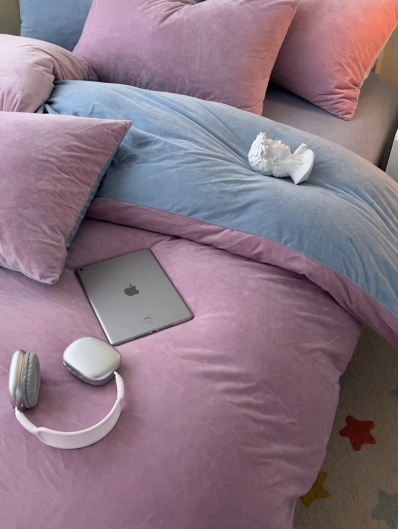 91家纺网 家纺一手货源 找家纺 悦织湾家纺 2025新款亲肤水晶绒四件套纯色轻奢加厚保暖床单床笠款四件套学生宿舍三件套单被套 水晶绒浅紫+浅兰