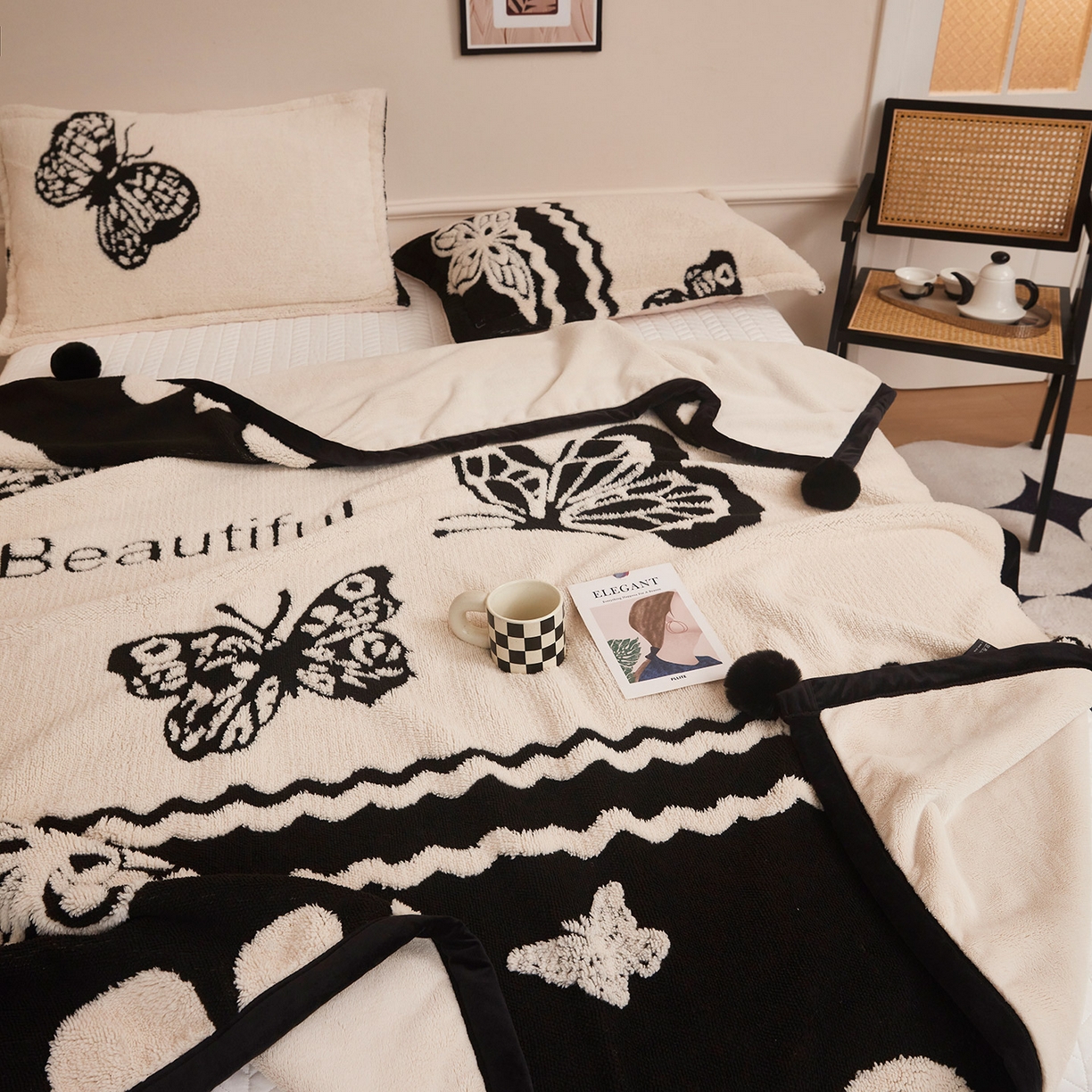 91家纺网 家纺一手货源 找家纺 悦织湾家纺 2025新款黑白阳离子熊猫绒毛球毯轻奢雅致多功能毛毯盖毯休闲毯沙发毯跨境专供可定制量大可谈 熊猫绒毛球毯-英文蝴蝶