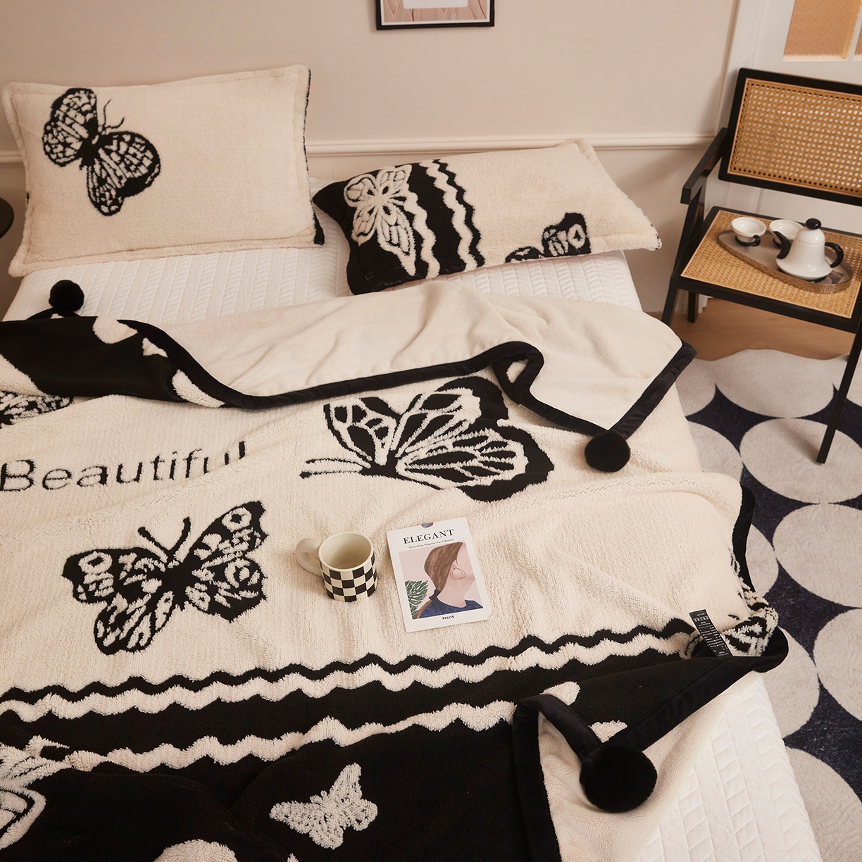 91家纺网 家纺一手货源 找家纺 悦织湾家纺 2025新款黑白阳离子熊猫绒毛球毯轻奢雅致多功能毛毯盖毯休闲毯沙发毯跨境专供可定制量大可谈 熊猫绒毛球毯-英文蝴蝶