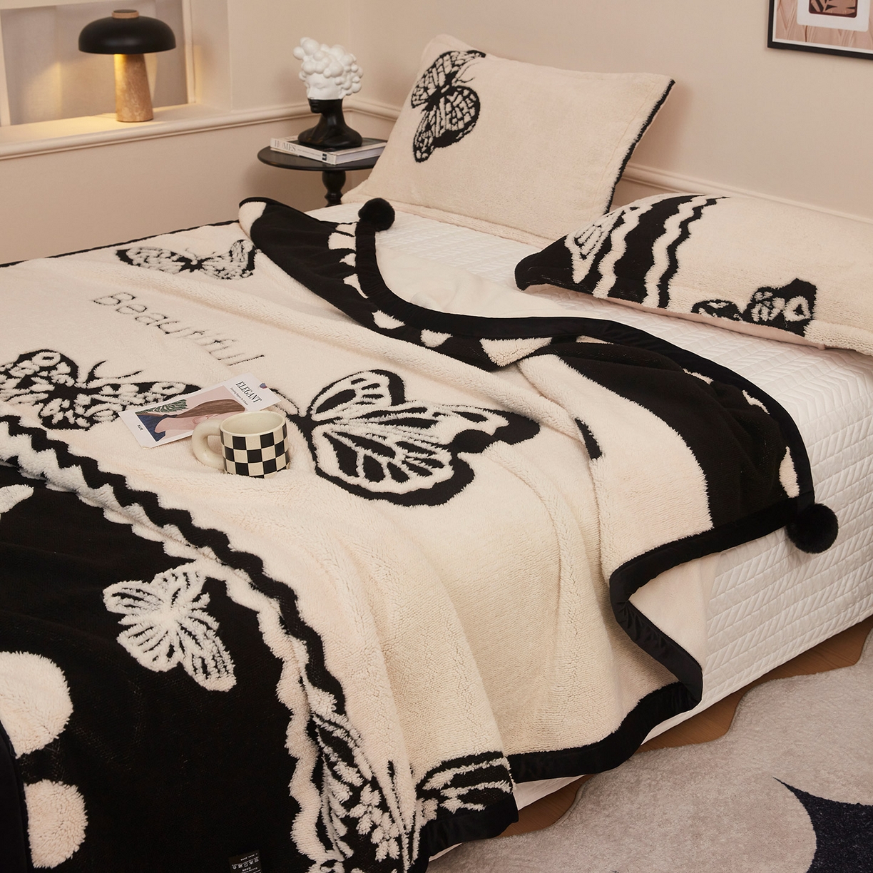 91家纺网 家纺一手货源 找家纺 悦织湾家纺 2025新款黑白阳离子熊猫绒毛球毯轻奢雅致多功能毛毯盖毯休闲毯沙发毯跨境专供可定制量大可谈 熊猫绒毛球毯-英文蝴蝶