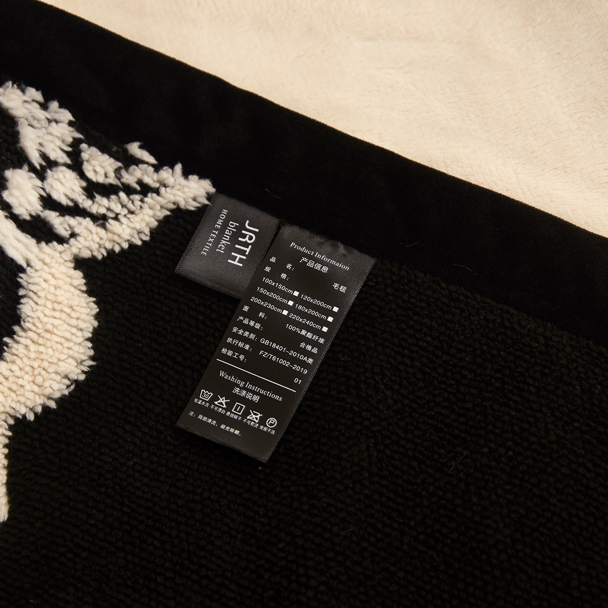 91家纺网 家纺一手货源 找家纺 悦织湾家纺 2025新款黑白阳离子熊猫绒毛球毯轻奢雅致多功能毛毯盖毯休闲毯沙发毯跨境专供可定制量大可谈 熊猫绒毛球毯-英文蝴蝶