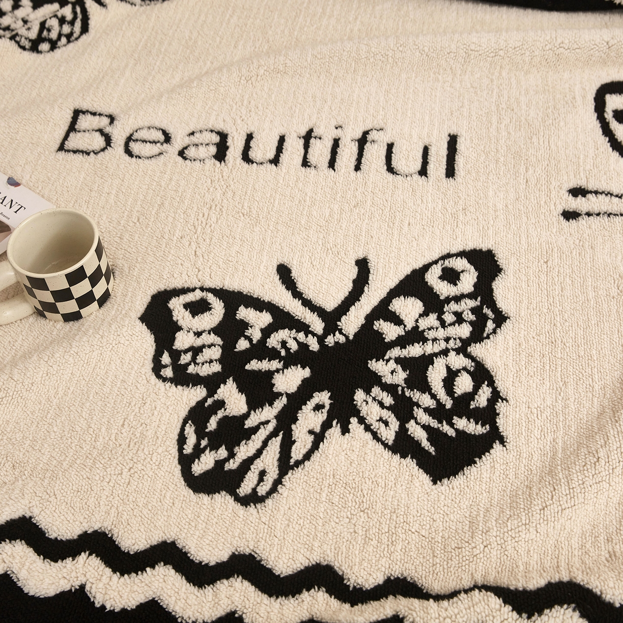 91家纺网 家纺一手货源 找家纺 悦织湾家纺 2025新款黑白阳离子熊猫绒毛球毯轻奢雅致多功能毛毯盖毯休闲毯沙发毯跨境专供可定制量大可谈 熊猫绒毛球毯-英文蝴蝶