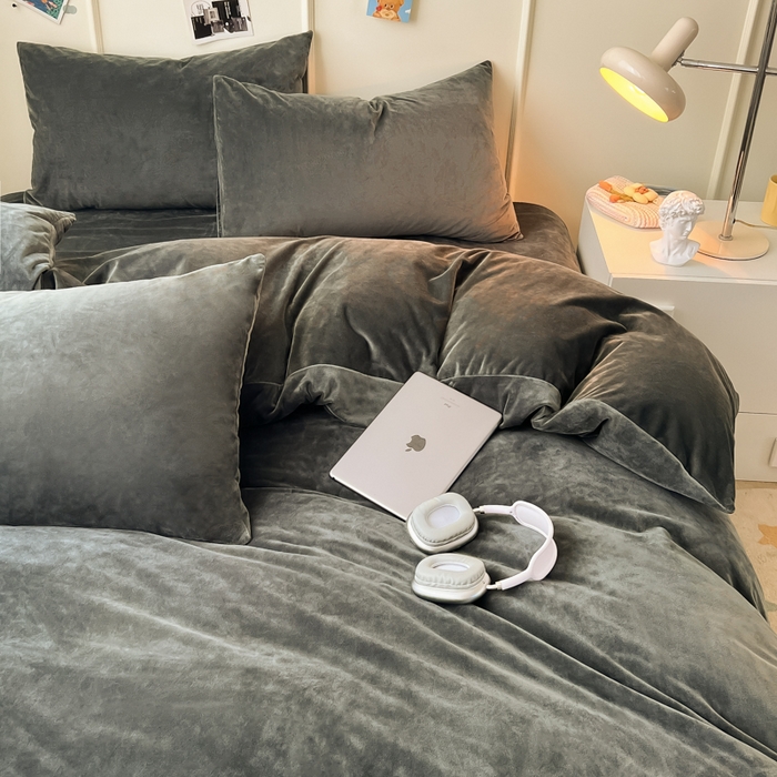 91家纺网 家纺一手货源 找家纺 悦织湾家纺 2025新款亲肤水晶绒四件套纯色轻奢加厚保暖床单床笠款四件套学生宿舍三件套单被套 水晶绒深灰
