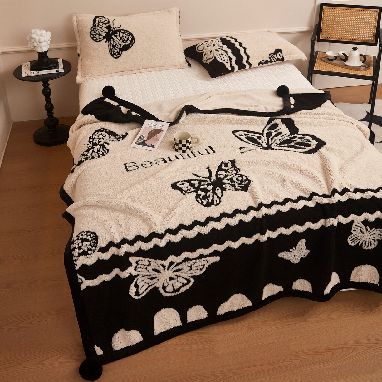 91家纺网 家纺一手货源 找家纺 悦织湾家纺 2025新款黑白阳离子熊猫绒毛球毯轻奢雅致多功能毛毯盖毯休闲毯沙发毯跨境专供可定制量大可谈 熊猫绒毛球毯-英文蝴蝶