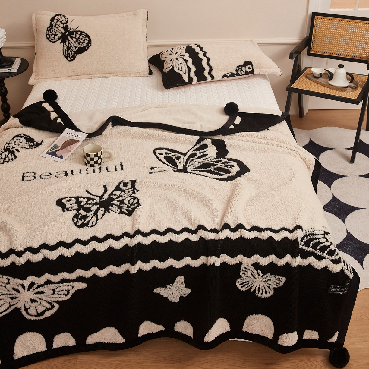 91家纺网 家纺一手货源 找家纺 悦织湾家纺 2025新款黑白阳离子熊猫绒毛球毯轻奢雅致多功能毛毯盖毯休闲毯沙发毯跨境专供可定制量大可谈 熊猫绒毛球毯-英文蝴蝶