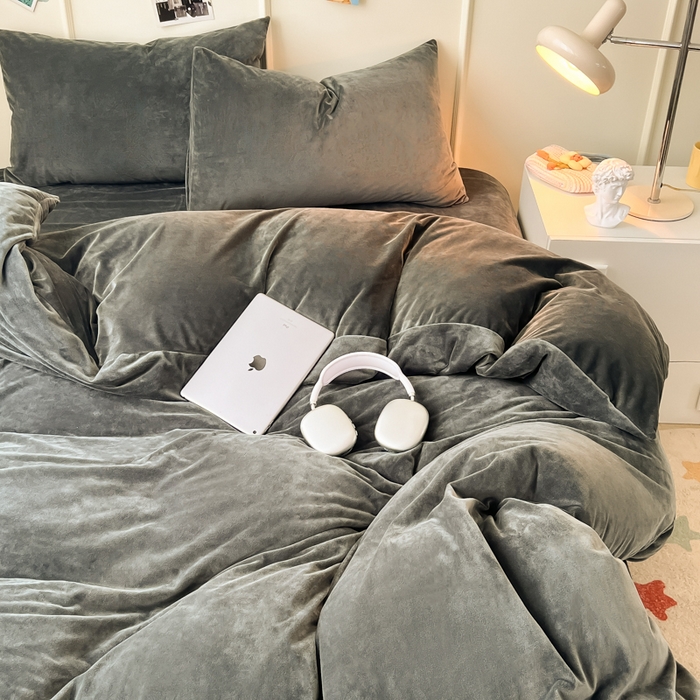 91家纺网 家纺一手货源 找家纺 悦织湾家纺 2025新款亲肤水晶绒四件套纯色轻奢加厚保暖床单床笠款四件套学生宿舍三件套单被套 水晶绒深灰
