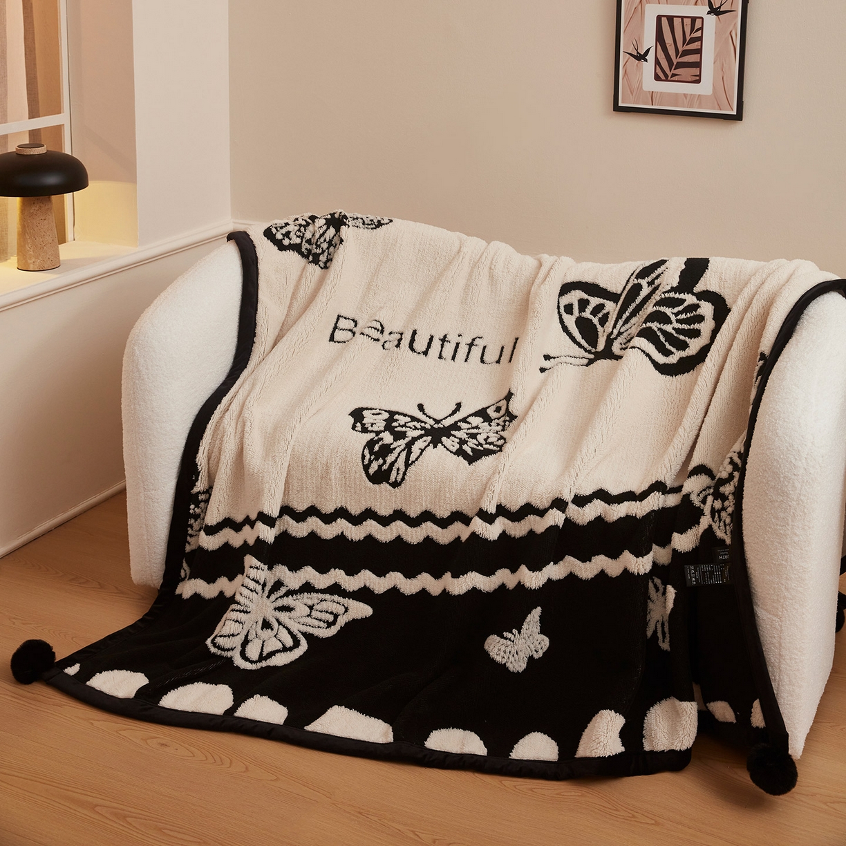 91家纺网 家纺一手货源 找家纺 悦织湾家纺 2025新款黑白阳离子熊猫绒毛球毯轻奢雅致多功能毛毯盖毯休闲毯沙发毯跨境专供可定制量大可谈 熊猫绒毛球毯-英文蝴蝶