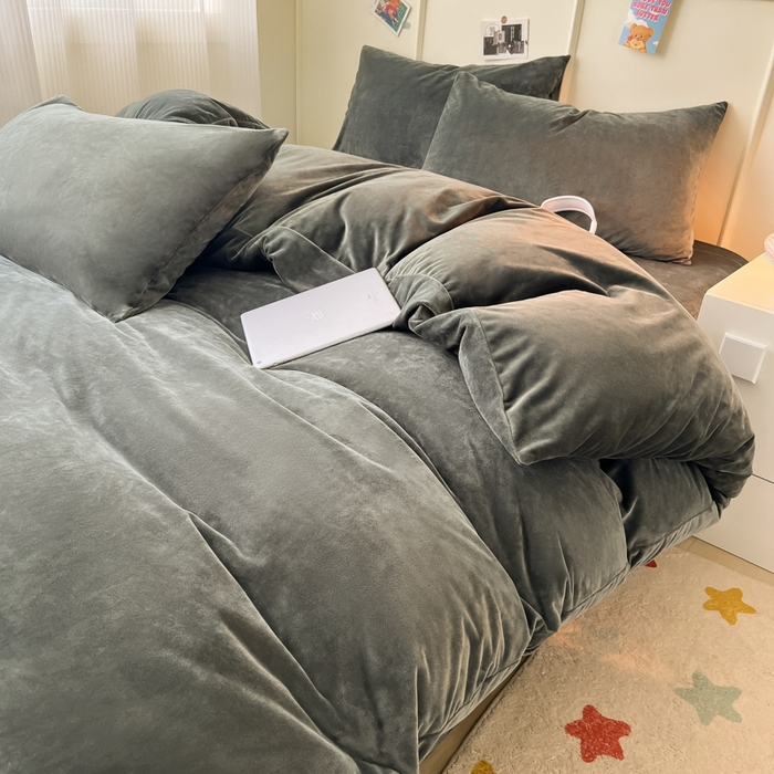 91家纺网 家纺一手货源 找家纺 悦织湾家纺 2025新款亲肤水晶绒四件套纯色轻奢加厚保暖床单床笠款四件套学生宿舍三件套单被套 水晶绒深灰