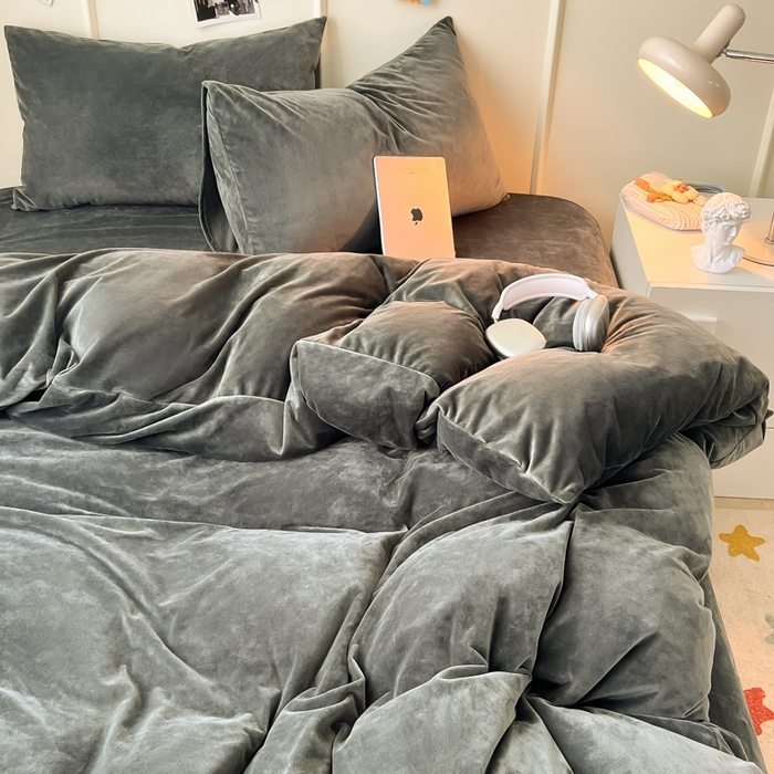 91家纺网 家纺一手货源 找家纺 悦织湾家纺 2025新款亲肤水晶绒四件套纯色轻奢加厚保暖床单床笠款四件套学生宿舍三件套单被套 水晶绒深灰