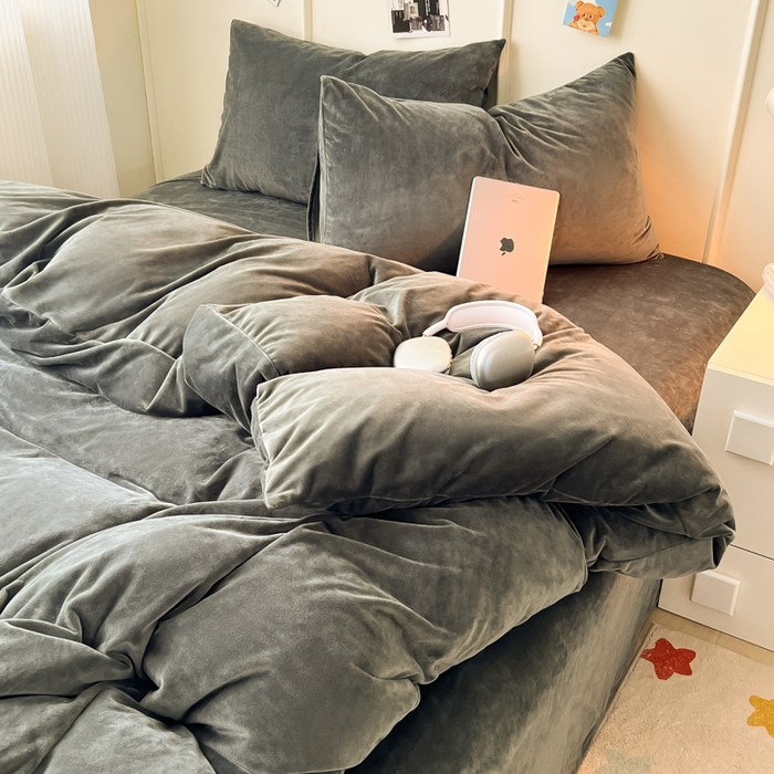 91家纺网 家纺一手货源 找家纺 悦织湾家纺 2025新款亲肤水晶绒四件套纯色轻奢加厚保暖床单床笠款四件套学生宿舍三件套单被套 水晶绒深灰