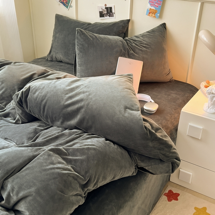 91家纺网 家纺一手货源 找家纺 悦织湾家纺 2025新款亲肤水晶绒四件套纯色轻奢加厚保暖床单床笠款四件套学生宿舍三件套单被套 水晶绒深灰