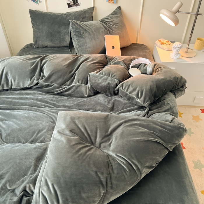 91家纺网 家纺一手货源 找家纺 悦织湾家纺 2025新款亲肤水晶绒四件套纯色轻奢加厚保暖床单床笠款四件套学生宿舍三件套单被套 水晶绒深灰