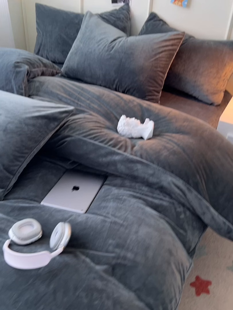 91家纺网 家纺一手货源 找家纺 悦织湾家纺 2025新款亲肤水晶绒四件套纯色轻奢加厚保暖床单床笠款四件套学生宿舍三件套单被套 水晶绒深灰