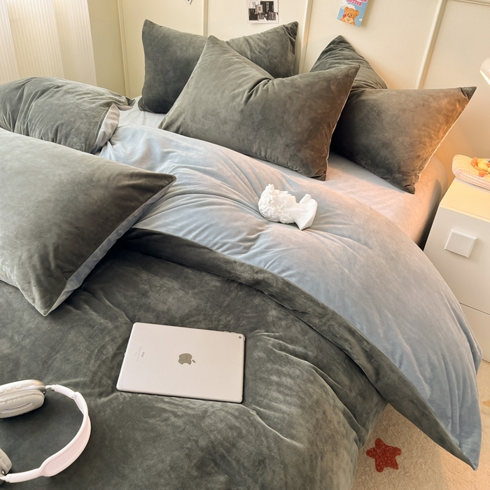 91家纺网 家纺一手货源 找家纺 悦织湾家纺 2025新款亲肤水晶绒四件套纯色轻奢加厚保暖床单床笠款四件套学生宿舍三件套单被套 水晶绒深灰+浅灰