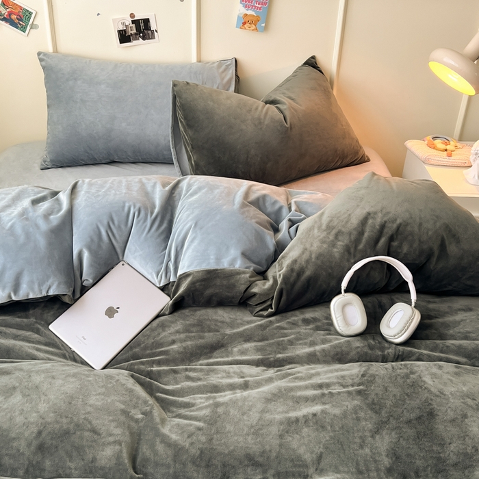 91家纺网 家纺一手货源 找家纺 悦织湾家纺 2025新款亲肤水晶绒四件套纯色轻奢加厚保暖床单床笠款四件套学生宿舍三件套单被套 水晶绒深灰+浅灰