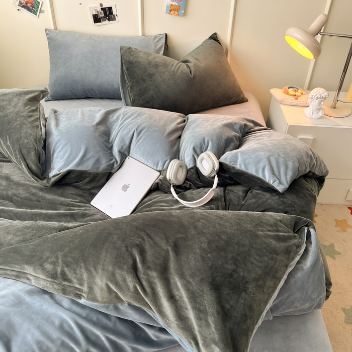 91家纺网 家纺一手货源 找家纺 悦织湾家纺 2025新款亲肤水晶绒四件套纯色轻奢加厚保暖床单床笠款四件套学生宿舍三件套单被套 水晶绒深灰+浅灰