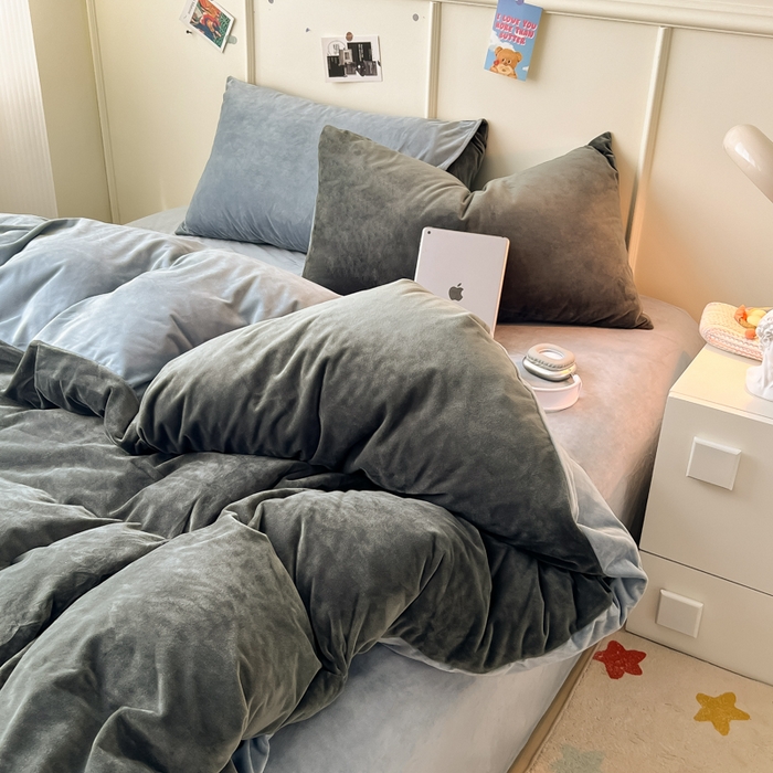 91家纺网 家纺一手货源 找家纺 悦织湾家纺 2025新款亲肤水晶绒四件套纯色轻奢加厚保暖床单床笠款四件套学生宿舍三件套单被套 水晶绒深灰+浅灰