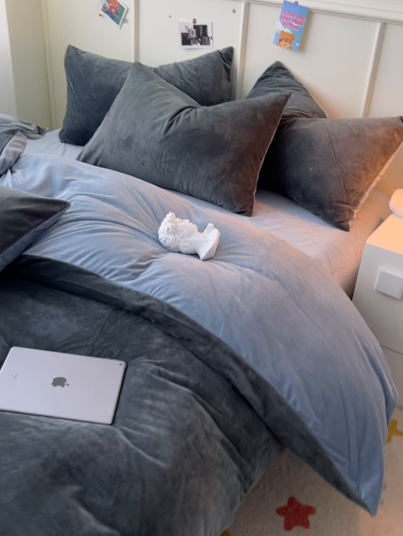 91家纺网 家纺一手货源 找家纺 悦织湾家纺 2025新款亲肤水晶绒四件套纯色轻奢加厚保暖床单床笠款四件套学生宿舍三件套单被套 水晶绒深灰+浅灰