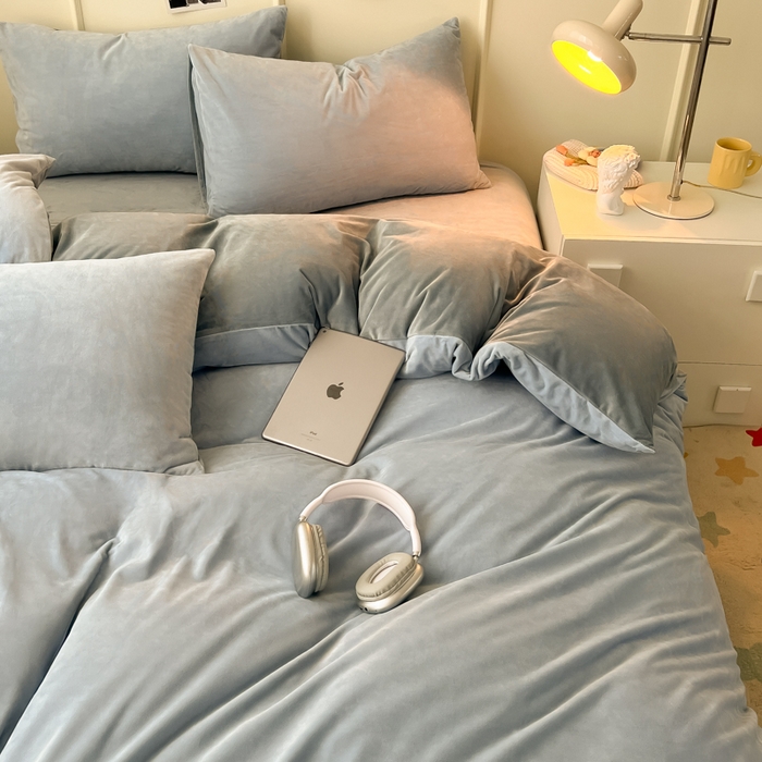 91家纺网 家纺一手货源 找家纺 悦织湾家纺 2025新款亲肤水晶绒四件套纯色轻奢加厚保暖床单床笠款四件套学生宿舍三件套单被套 水晶绒天空兰+浅灰