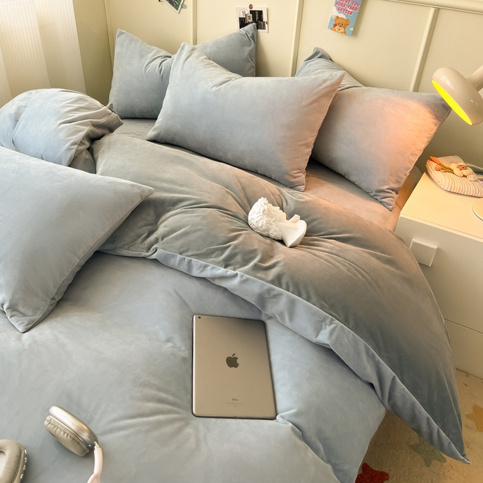 91家纺网 家纺一手货源 找家纺 悦织湾家纺 2025新款亲肤水晶绒四件套纯色轻奢加厚保暖床单床笠款四件套学生宿舍三件套单被套 水晶绒天空兰+浅灰