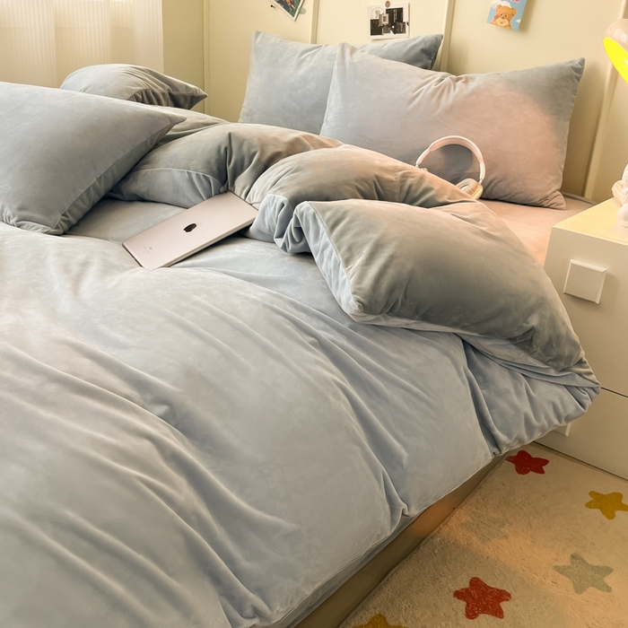 91家纺网 家纺一手货源 找家纺 悦织湾家纺 2025新款亲肤水晶绒四件套纯色轻奢加厚保暖床单床笠款四件套学生宿舍三件套单被套 水晶绒天空兰+浅灰