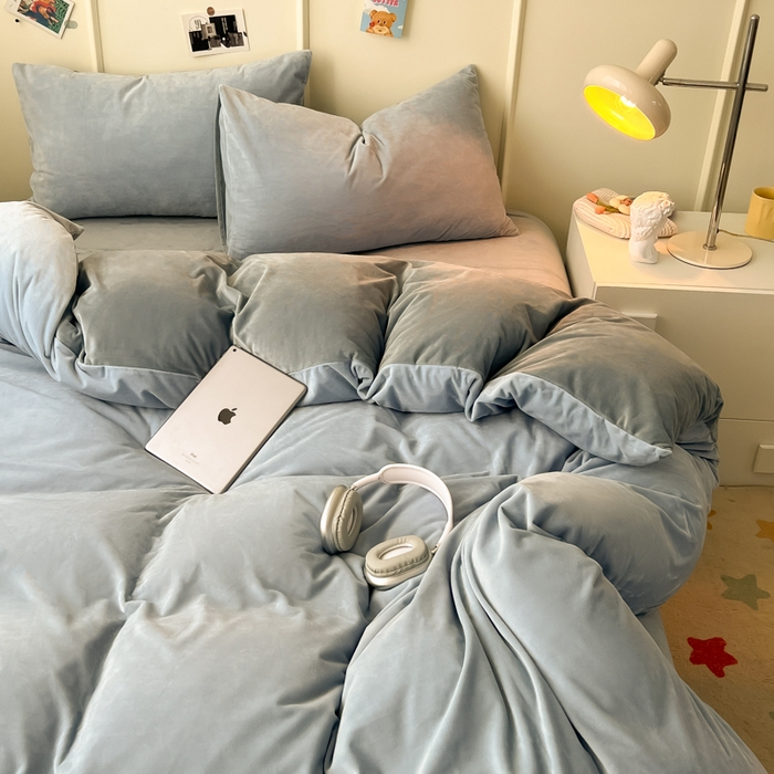 91家纺网 家纺一手货源 找家纺 悦织湾家纺 2025新款亲肤水晶绒四件套纯色轻奢加厚保暖床单床笠款四件套学生宿舍三件套单被套 水晶绒天空兰+浅灰