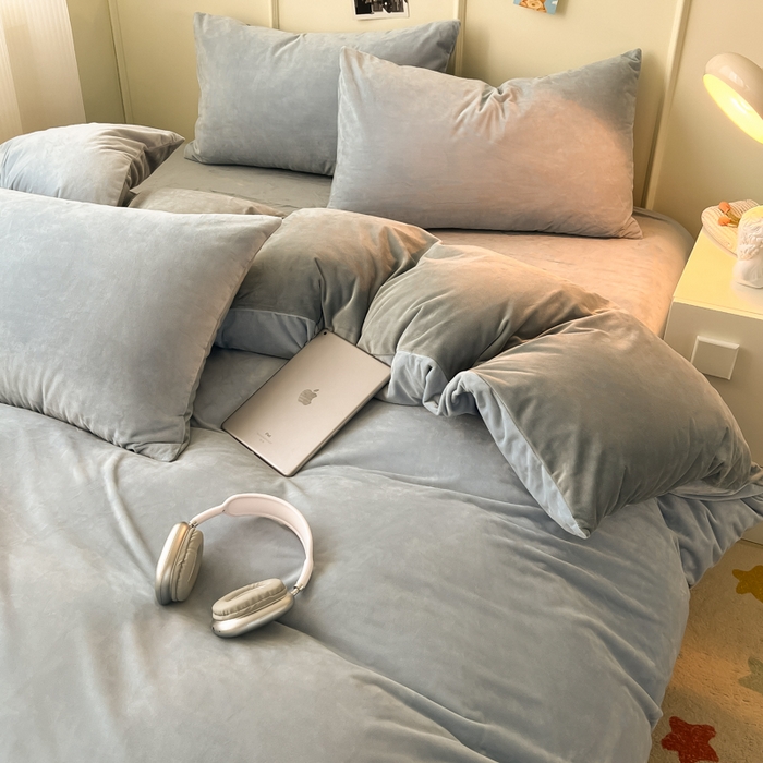 91家纺网 家纺一手货源 找家纺 悦织湾家纺 2025新款亲肤水晶绒四件套纯色轻奢加厚保暖床单床笠款四件套学生宿舍三件套单被套 水晶绒天空兰+浅灰