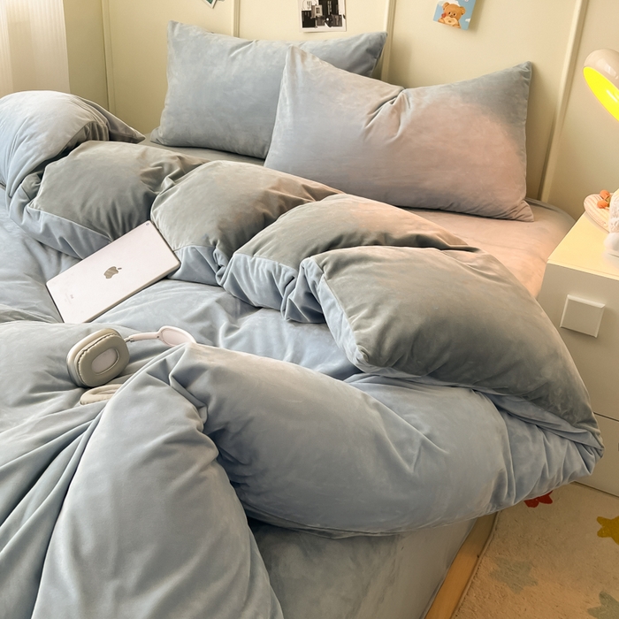 91家纺网 家纺一手货源 找家纺 悦织湾家纺 2025新款亲肤水晶绒四件套纯色轻奢加厚保暖床单床笠款四件套学生宿舍三件套单被套 水晶绒天空兰+浅灰