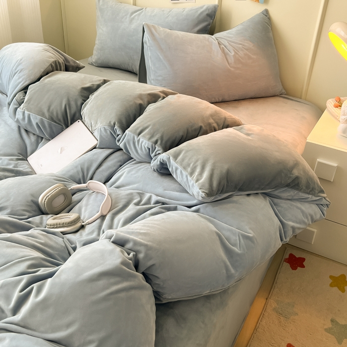 91家纺网 家纺一手货源 找家纺 悦织湾家纺 2025新款亲肤水晶绒四件套纯色轻奢加厚保暖床单床笠款四件套学生宿舍三件套单被套 水晶绒天空兰+浅灰