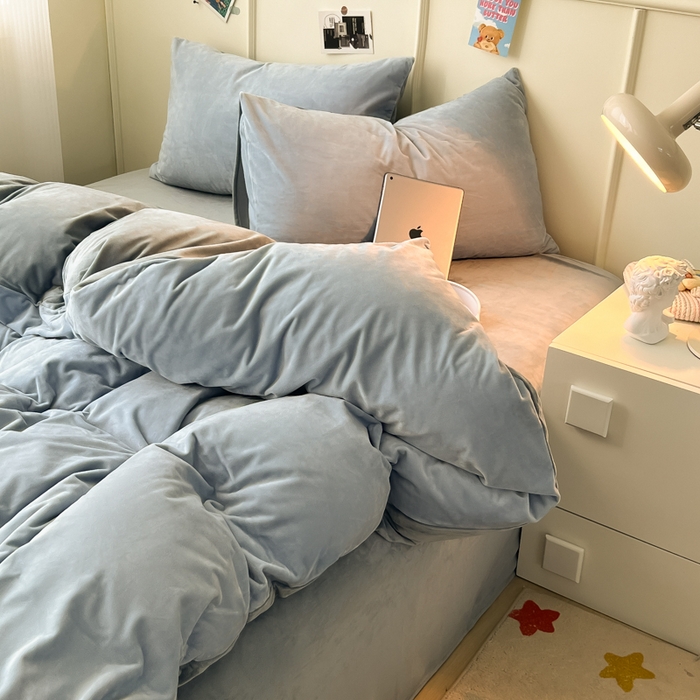 91家纺网 家纺一手货源 找家纺 悦织湾家纺 2025新款亲肤水晶绒四件套纯色轻奢加厚保暖床单床笠款四件套学生宿舍三件套单被套 水晶绒天空兰+浅灰