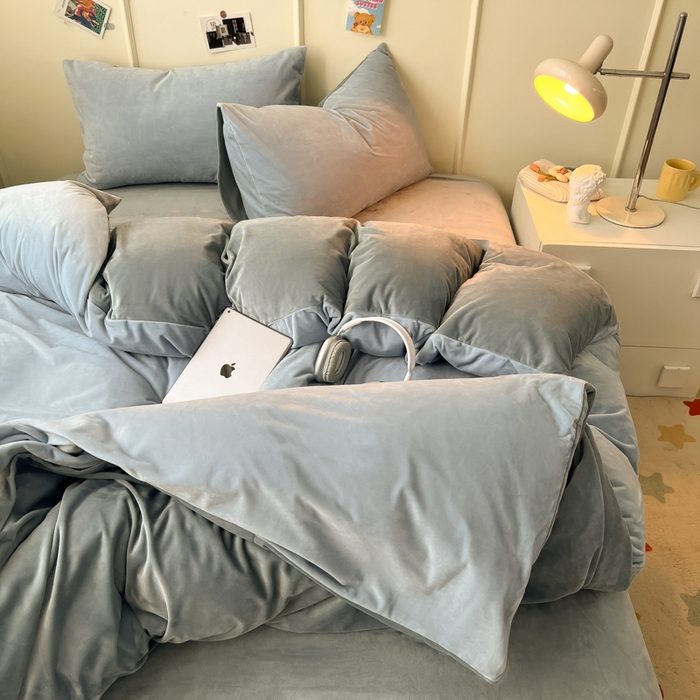 91家纺网 家纺一手货源 找家纺 悦织湾家纺 2025新款亲肤水晶绒四件套纯色轻奢加厚保暖床单床笠款四件套学生宿舍三件套单被套 水晶绒天空兰+浅灰