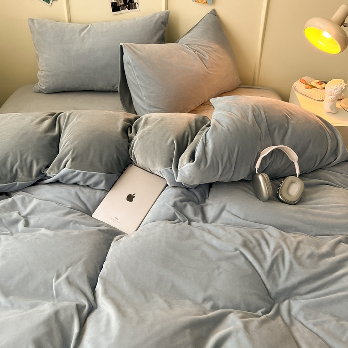 91家纺网 家纺一手货源 找家纺 悦织湾家纺 2025新款亲肤水晶绒四件套纯色轻奢加厚保暖床单床笠款四件套学生宿舍三件套单被套 水晶绒天空兰+浅灰