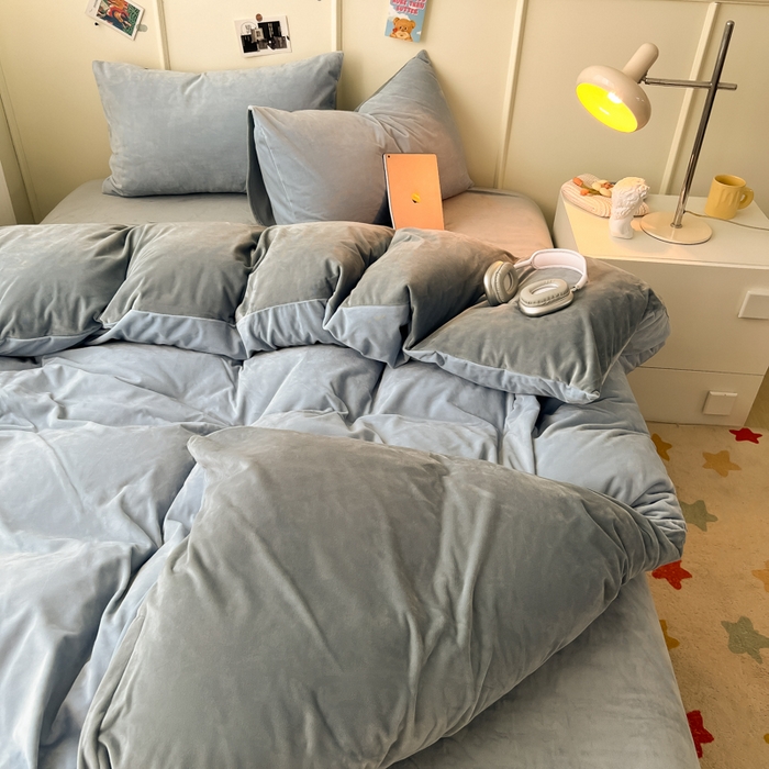91家纺网 家纺一手货源 找家纺 悦织湾家纺 2025新款亲肤水晶绒四件套纯色轻奢加厚保暖床单床笠款四件套学生宿舍三件套单被套 水晶绒天空兰+浅灰