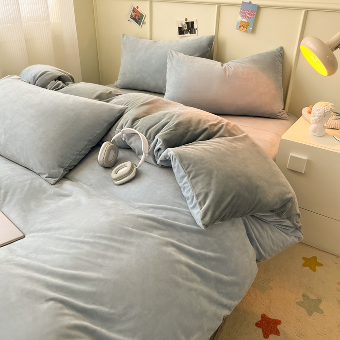 91家纺网 家纺一手货源 找家纺 悦织湾家纺 2025新款亲肤水晶绒四件套纯色轻奢加厚保暖床单床笠款四件套学生宿舍三件套单被套 水晶绒天空兰+浅灰