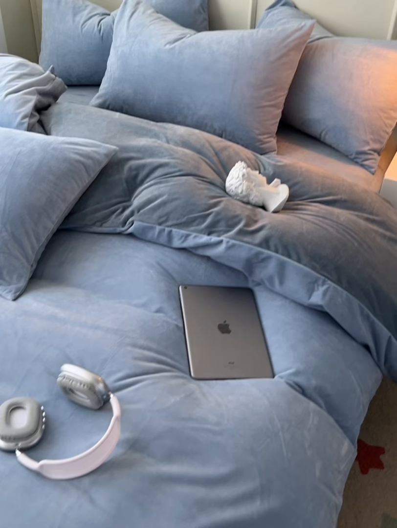 91家纺网 家纺一手货源 找家纺 悦织湾家纺 2025新款亲肤水晶绒四件套纯色轻奢加厚保暖床单床笠款四件套学生宿舍三件套单被套 水晶绒天空兰+浅灰