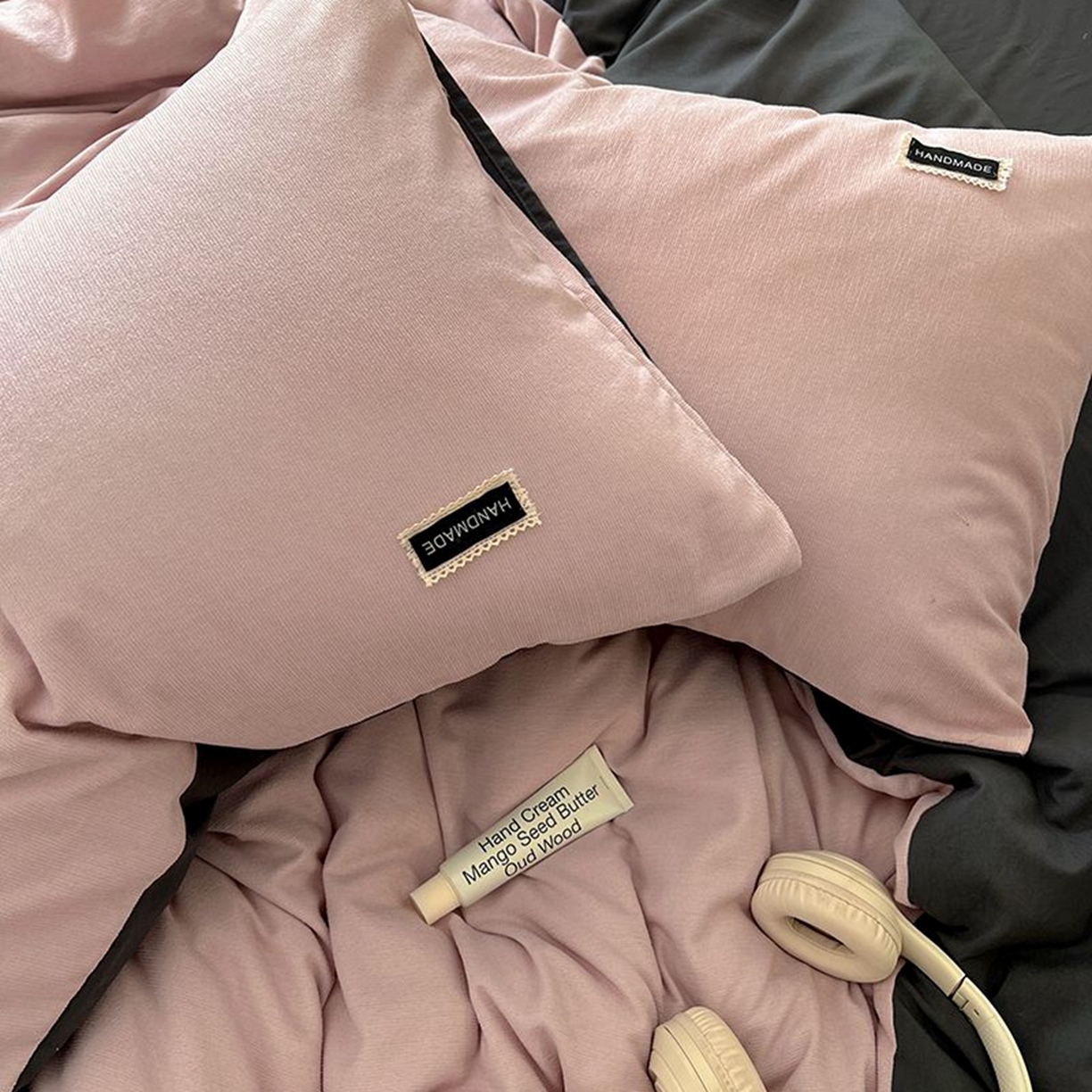 91家纺网 家纺一手货源 找家纺 悦织湾家纺 2025新款雪尼尔亲肤四件套轻奢透气纯色单双人学生宿舍床上用品三四件套 雪尼尔-浅豆沙+深灰