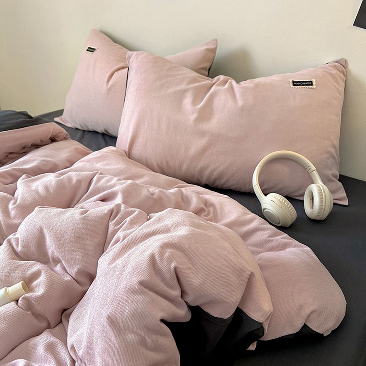 91家纺网 家纺一手货源 找家纺 悦织湾家纺 2025新款雪尼尔亲肤四件套轻奢透气纯色单双人学生宿舍床上用品三四件套 雪尼尔-浅豆沙+深灰