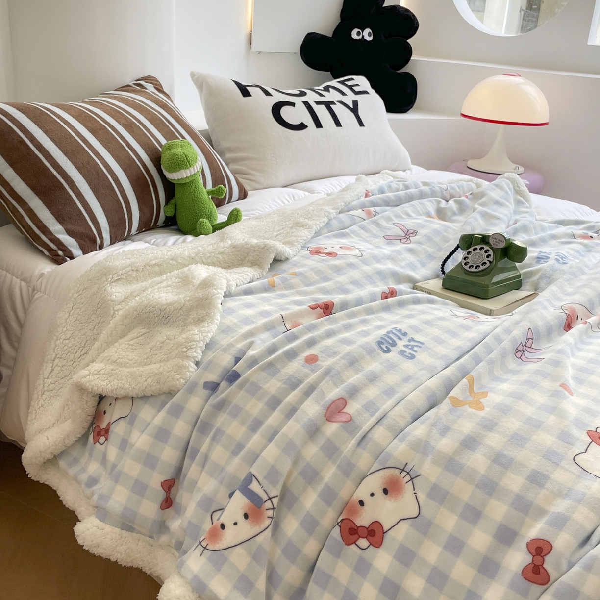 91家纺网 家纺一手货源 找家纺 十里居 2025新款印花牛奶绒羊羔绒盖毯毛毯午休毯卡通多功能沙发毯 KT猫