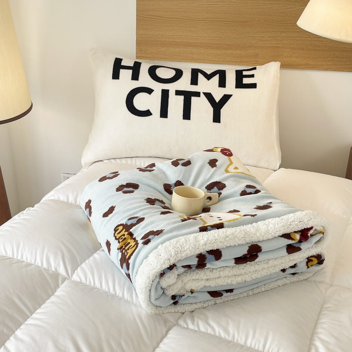 91家纺网 家纺一手货源 找家纺 十里居 2025新款印花牛奶绒羊羔绒盖毯毛毯午休毯卡通多功能沙发毯 喵吃鱼-蓝