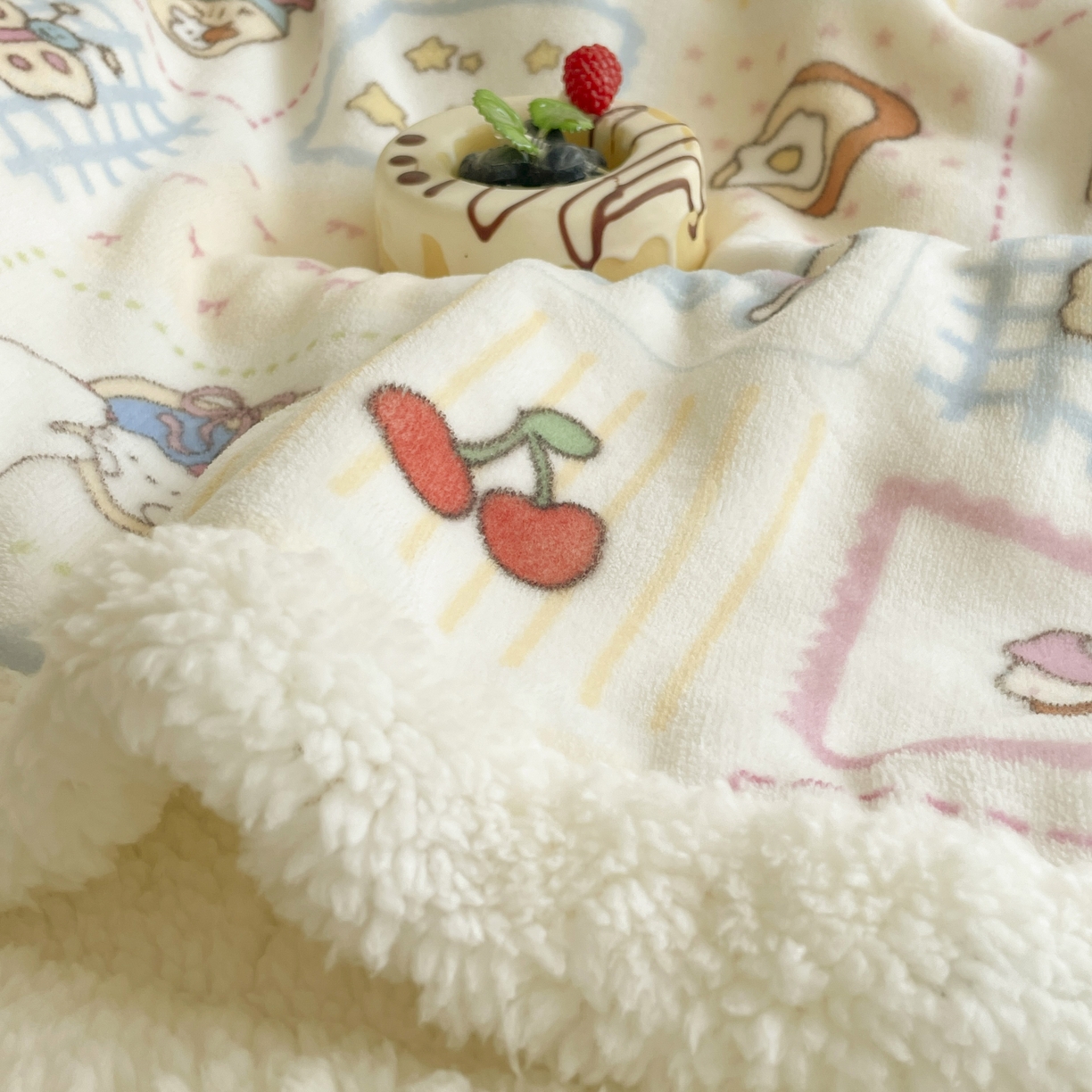 91家纺网 家纺一手货源 找家纺 十里居 2025新款印花牛奶绒羊羔绒盖毯毛毯午休毯卡通多功能沙发毯 甜品屋