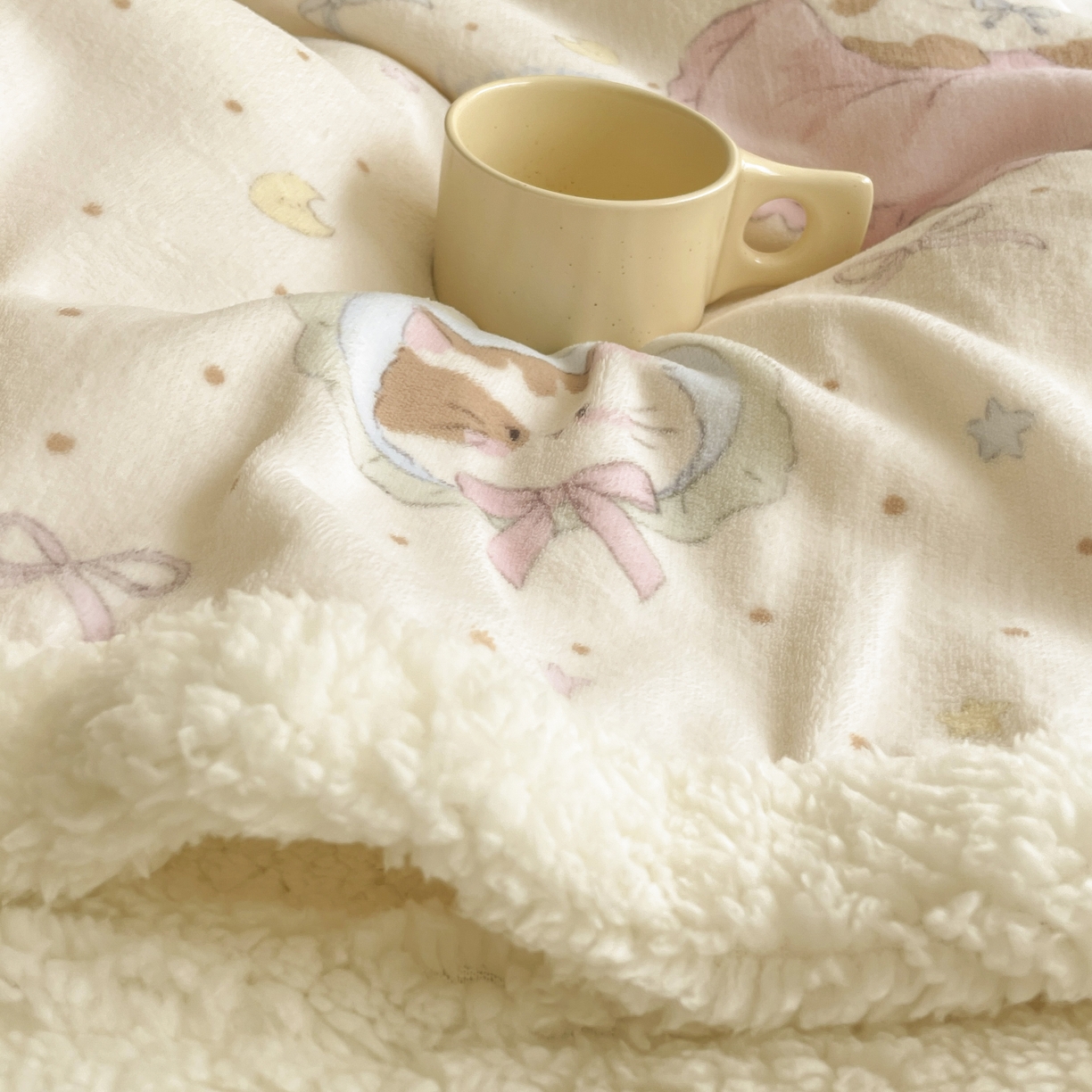 91家纺网 家纺一手货源 找家纺 十里居 2025新款印花牛奶绒羊羔绒盖毯毛毯午休毯卡通多功能沙发毯 蛋糕小猫