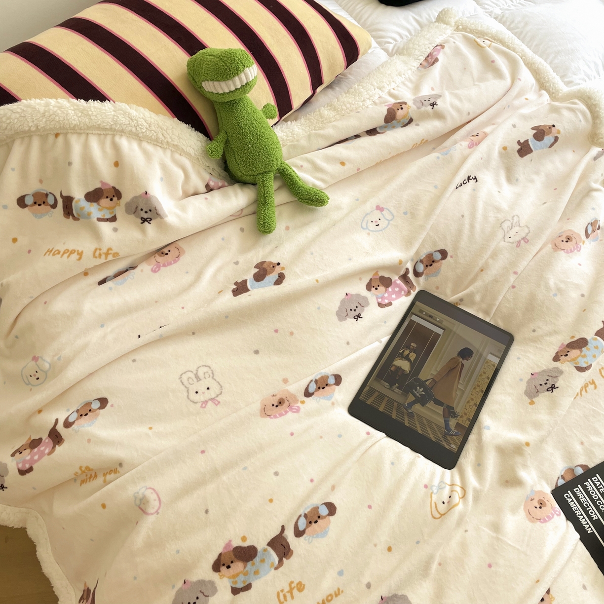 91家纺网 家纺一手货源 找家纺 十里居 2025新款印花牛奶绒羊羔绒盖毯毛毯午休毯卡通多功能沙发毯 小狗派对