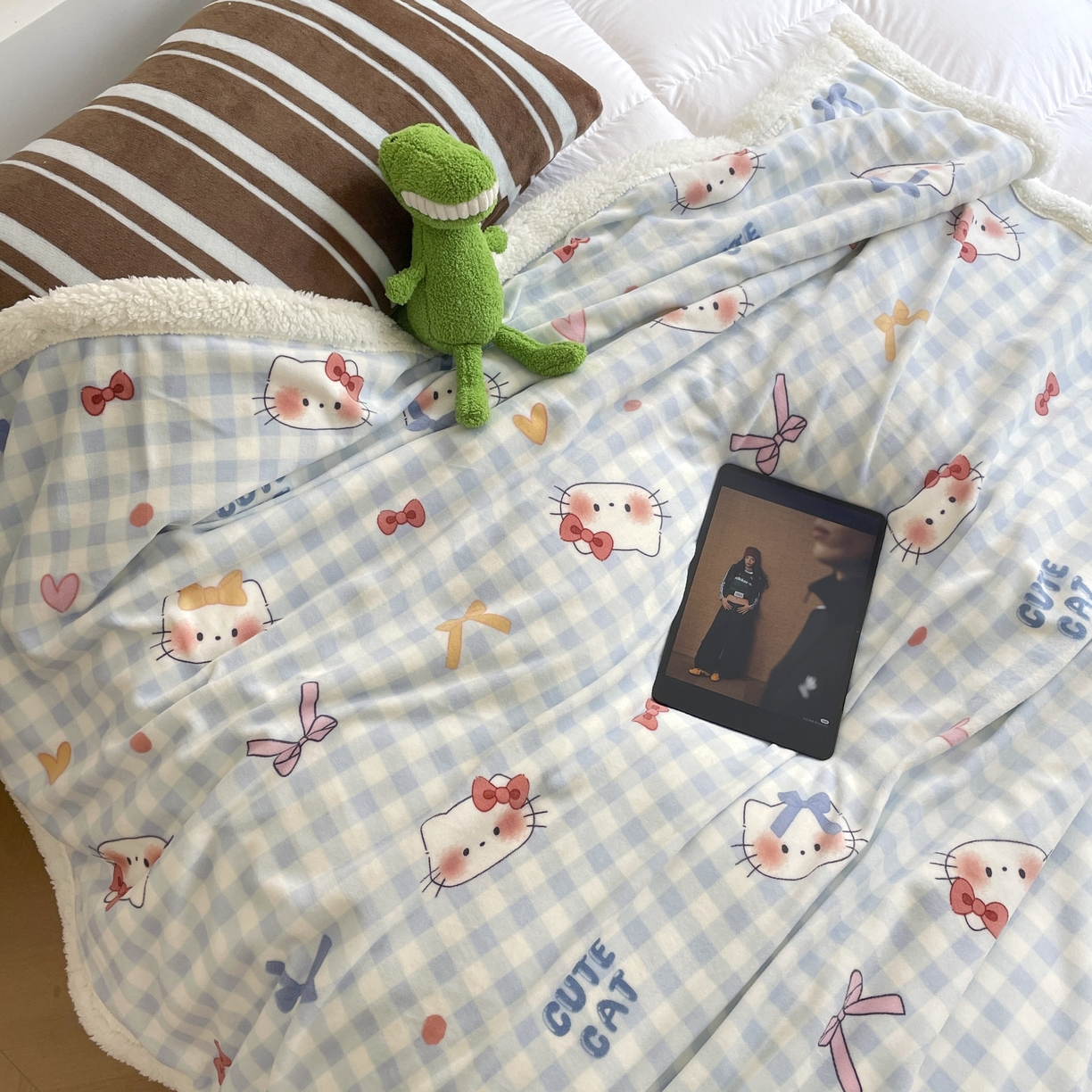 91家纺网 家纺一手货源 找家纺 十里居 2025新款印花牛奶绒羊羔绒盖毯毛毯午休毯卡通多功能沙发毯 KT猫