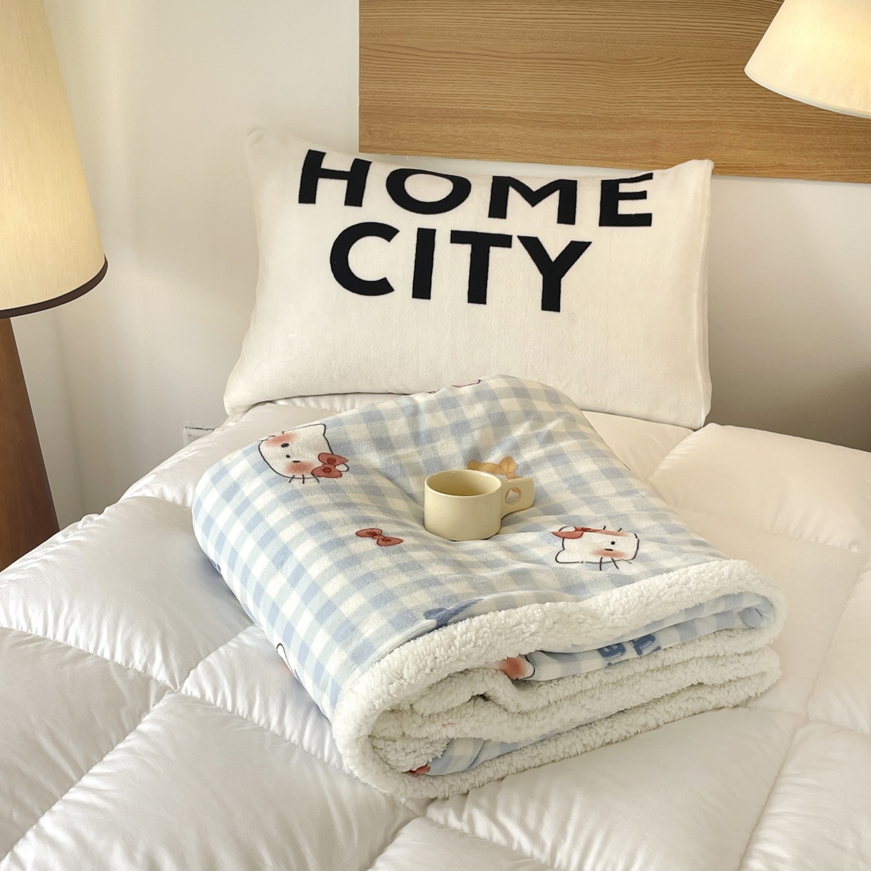 91家纺网 家纺一手货源 找家纺 十里居 2025新款印花牛奶绒羊羔绒盖毯毛毯午休毯卡通多功能沙发毯 KT猫