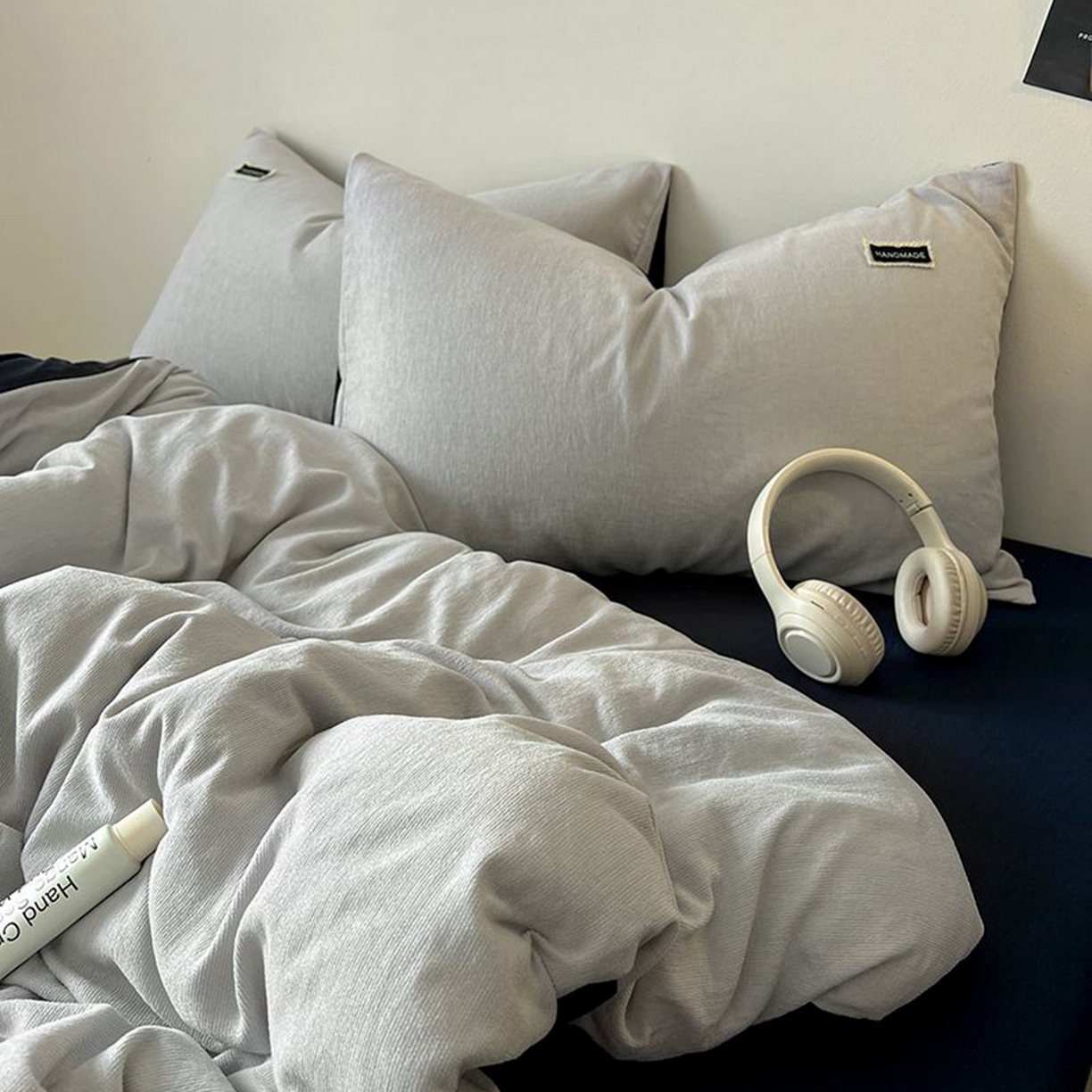 91家纺网 家纺一手货源 找家纺 悦织湾家纺 2025新款雪尼尔亲肤四件套轻奢透气纯色单双人学生宿舍床上用品三四件套 雪尼尔-浅灰+藏蓝