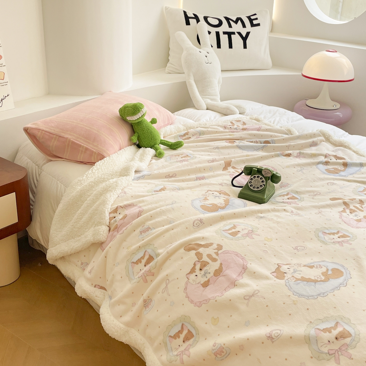 91家纺网 家纺一手货源 找家纺 十里居 2025新款印花牛奶绒羊羔绒盖毯毛毯午休毯卡通多功能沙发毯 蛋糕小猫