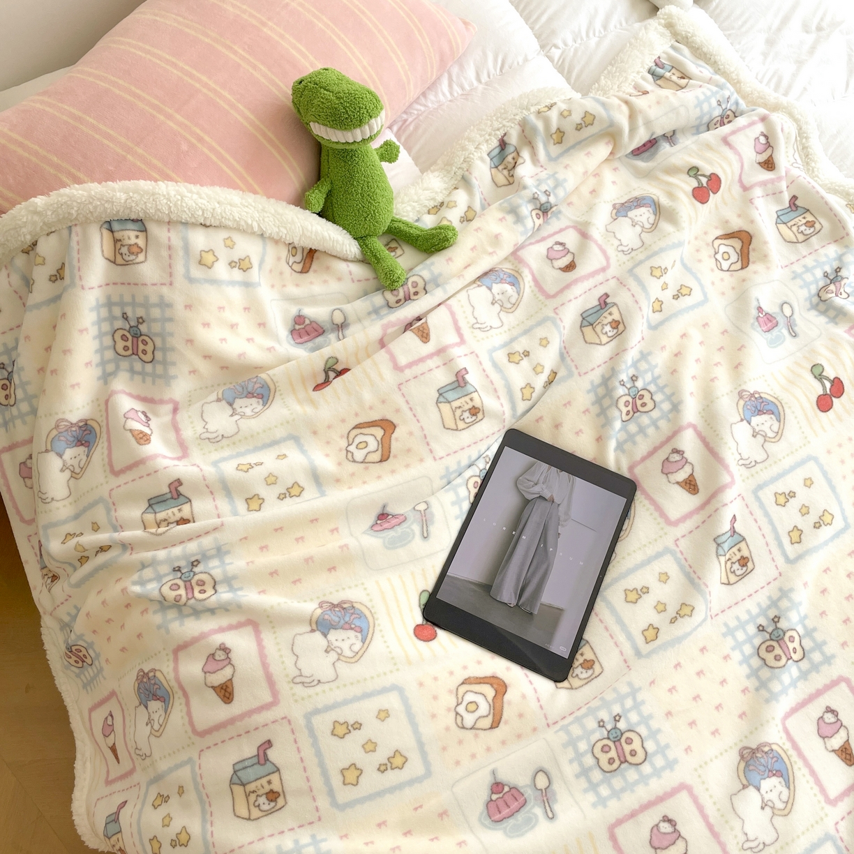 91家纺网 家纺一手货源 找家纺 十里居 2025新款印花牛奶绒羊羔绒盖毯毛毯午休毯卡通多功能沙发毯 甜品屋